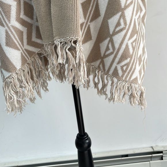 Old navy sweater shawl Aztec prints size M-L - Picture 2 of 9